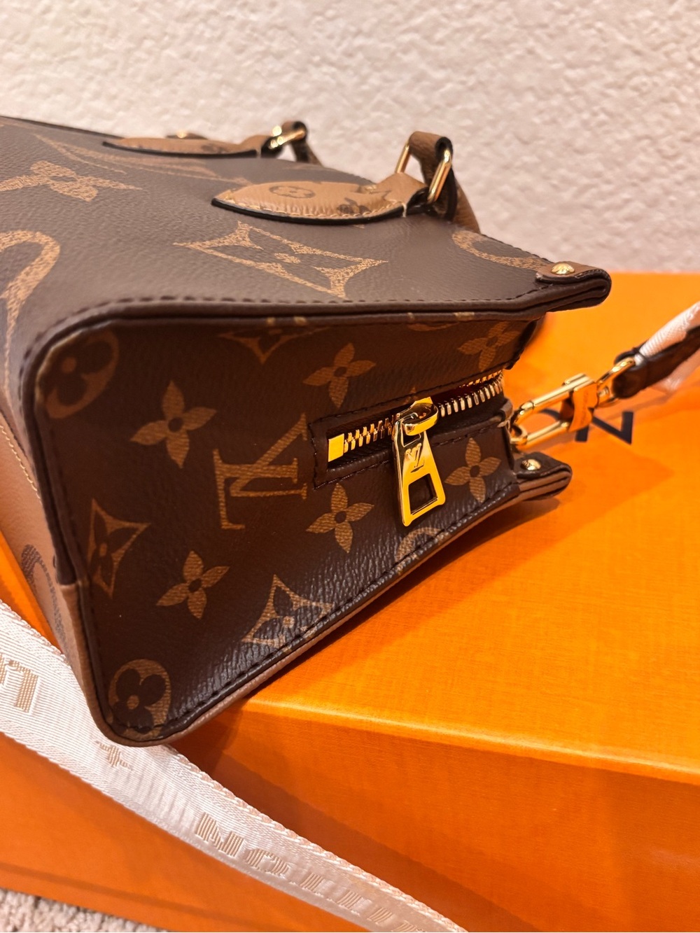 Louis Vuitton On the Go EW in Giant Reverse Monogram - Picture 7 of 15